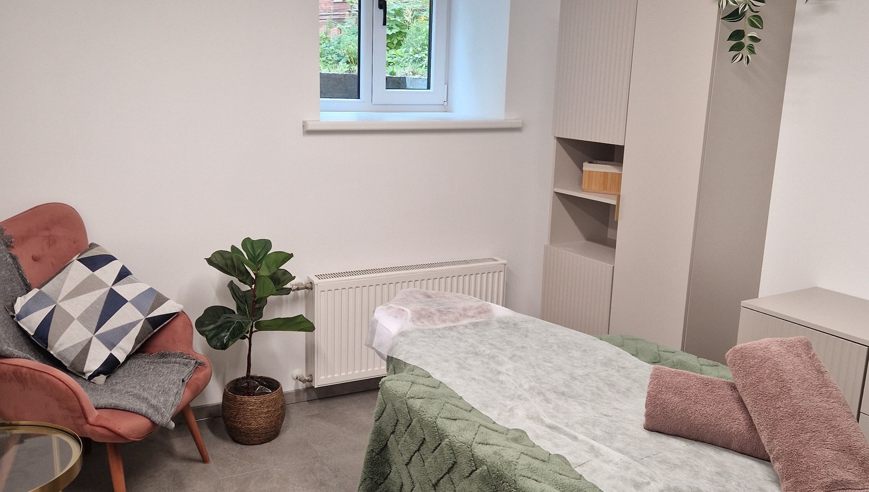 Serene treatment room at Ķermeņa procedūras Pārdaugavā, Rīga, LV with a plush chair and massage table.