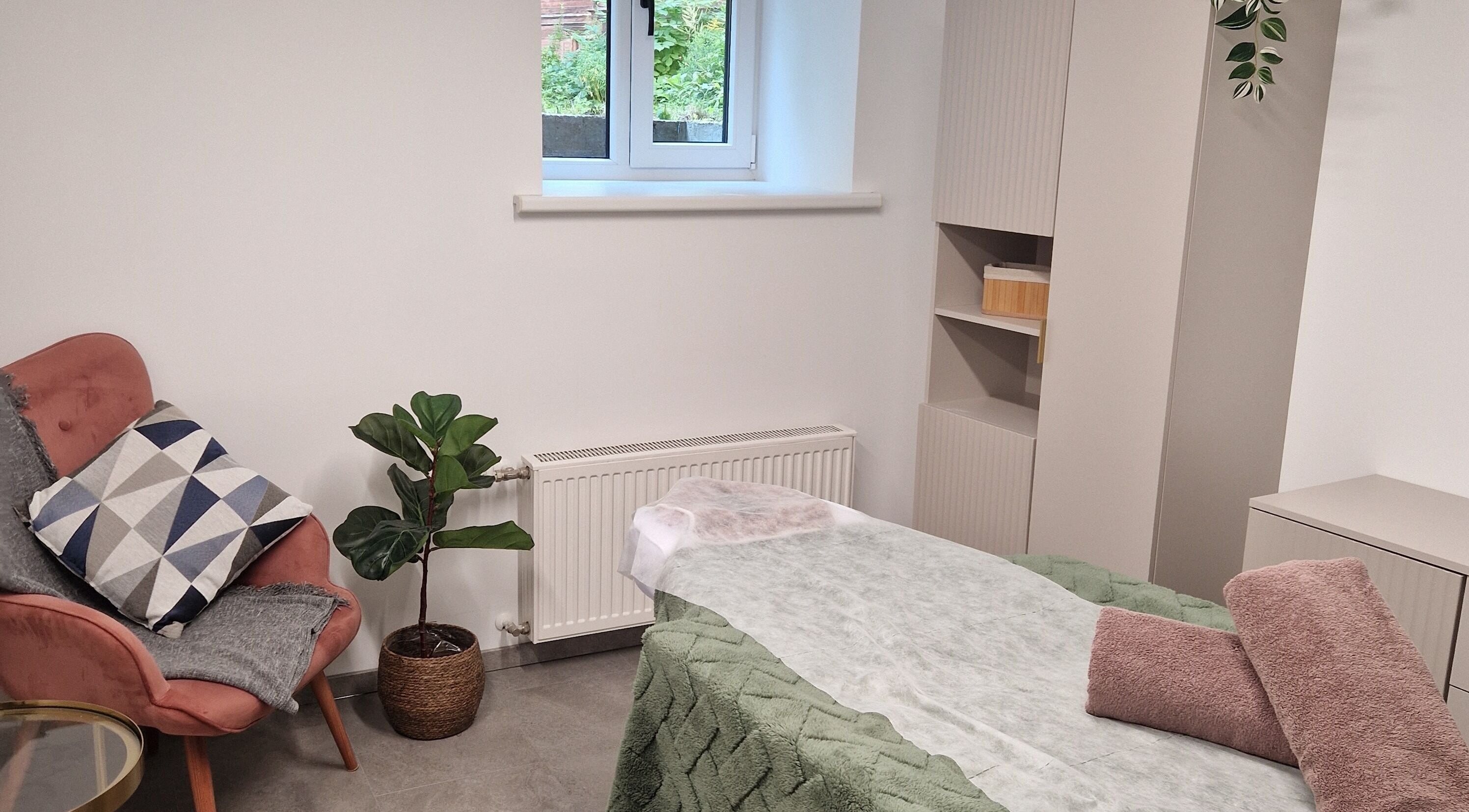 Serene treatment room at Ķermeņa procedūras Pārdaugavā, Rīga, LV with a plush chair and massage table.