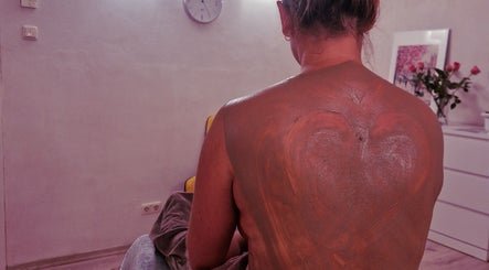 "Ķermeņa procedūras Pārdaugavā" offers clay body treatment in Rīga, LV. Relaxing spa ambiance captured.