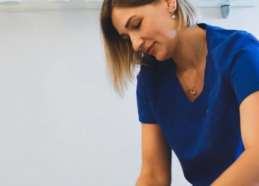 Beauty therapist at Ķermeņa procedūras Pārdaugavā provides soothing massage in Rīga, LV.