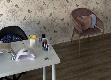 Interior acolhedor do Studio Inês C Nails em Baixa Da Banheira, Setúbal, PT com mesa de manicure elegantemente decorada.