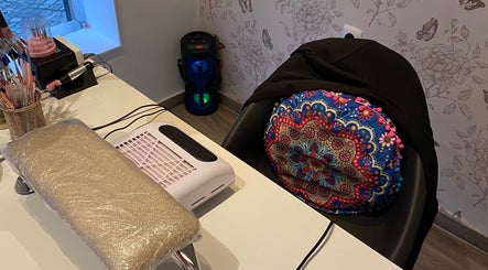 Mesa de manicure com almofada colorida no Studio Inês C Nails, Baixa Da Banheira, Setúbal, PT.