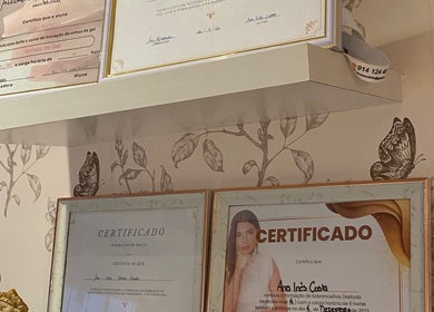 Certificados na parede do Studio Inês C Nails em Baixa Da Banheira, Setúbal, PT.