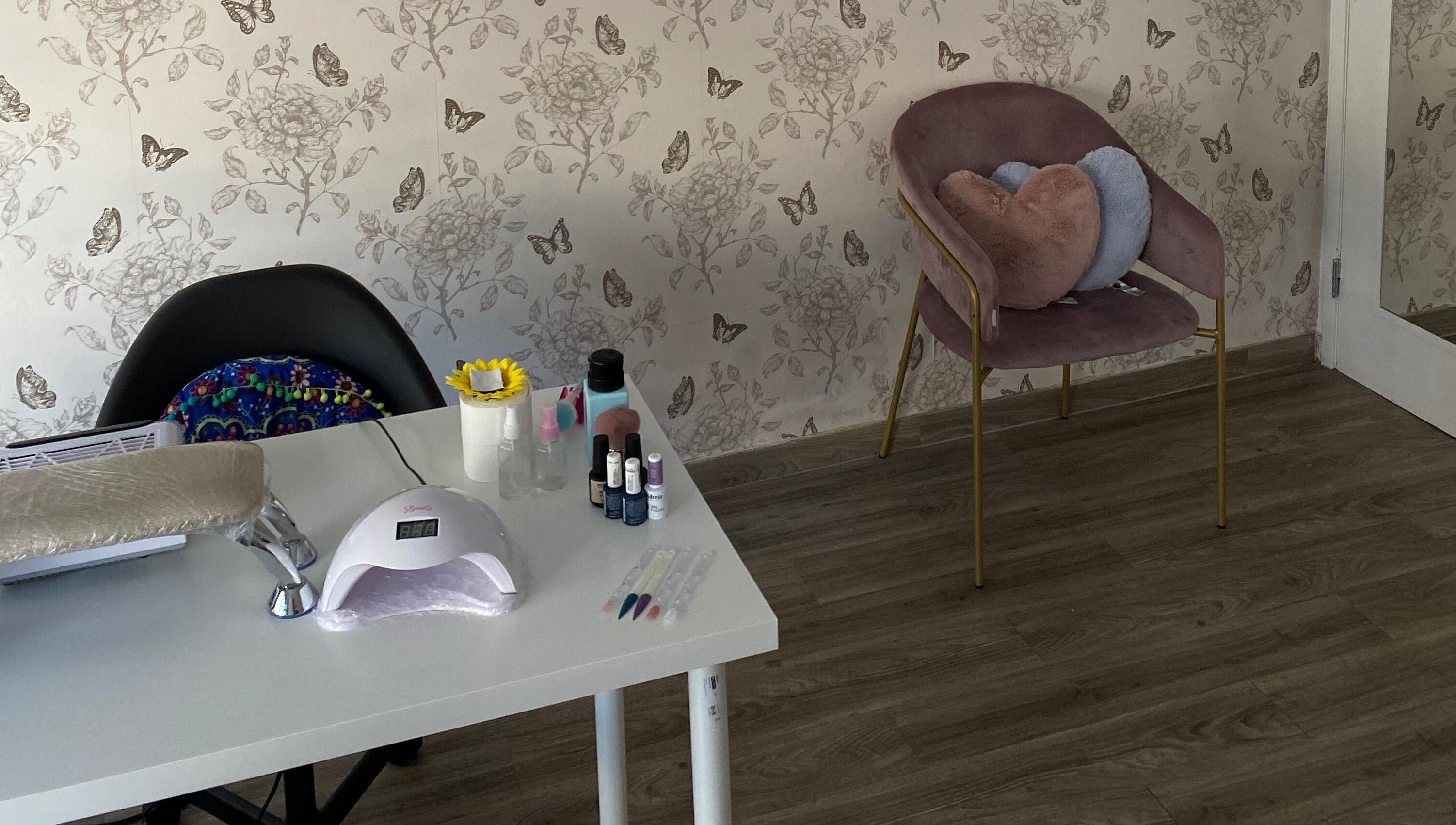 Interior acolhedor do Studio Inês C. Nails com decoração elegante e cadeiras confortáveis em Baixa Da Banheira, PT.