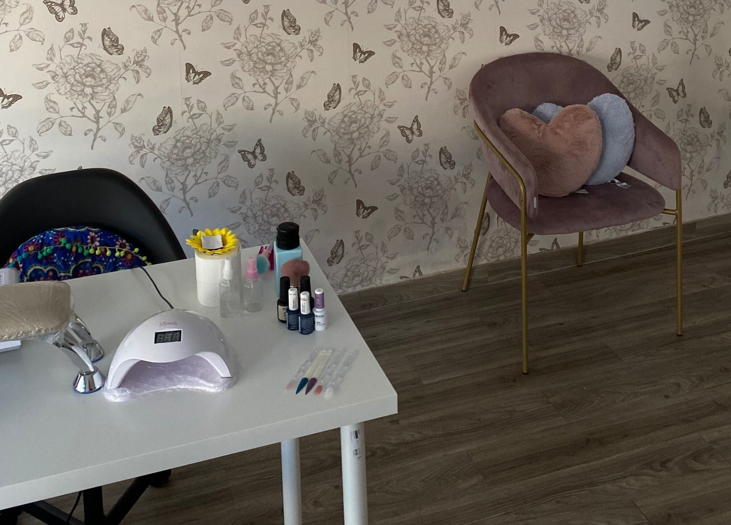 Interior acolhedor do Studio Inês C. Nails com decoração elegante e cadeiras confortáveis em Baixa Da Banheira, PT.