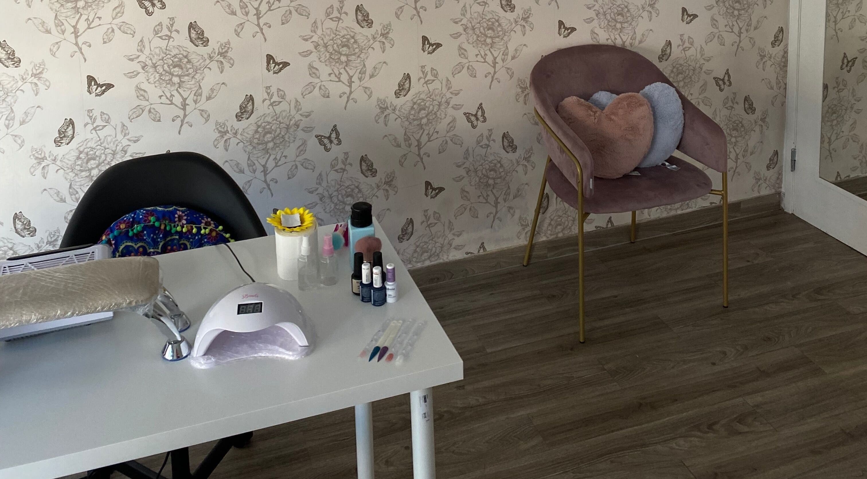 Interior acolhedor do Studio Inês C. Nails com decoração elegante e cadeiras confortáveis em Baixa Da Banheira, PT.