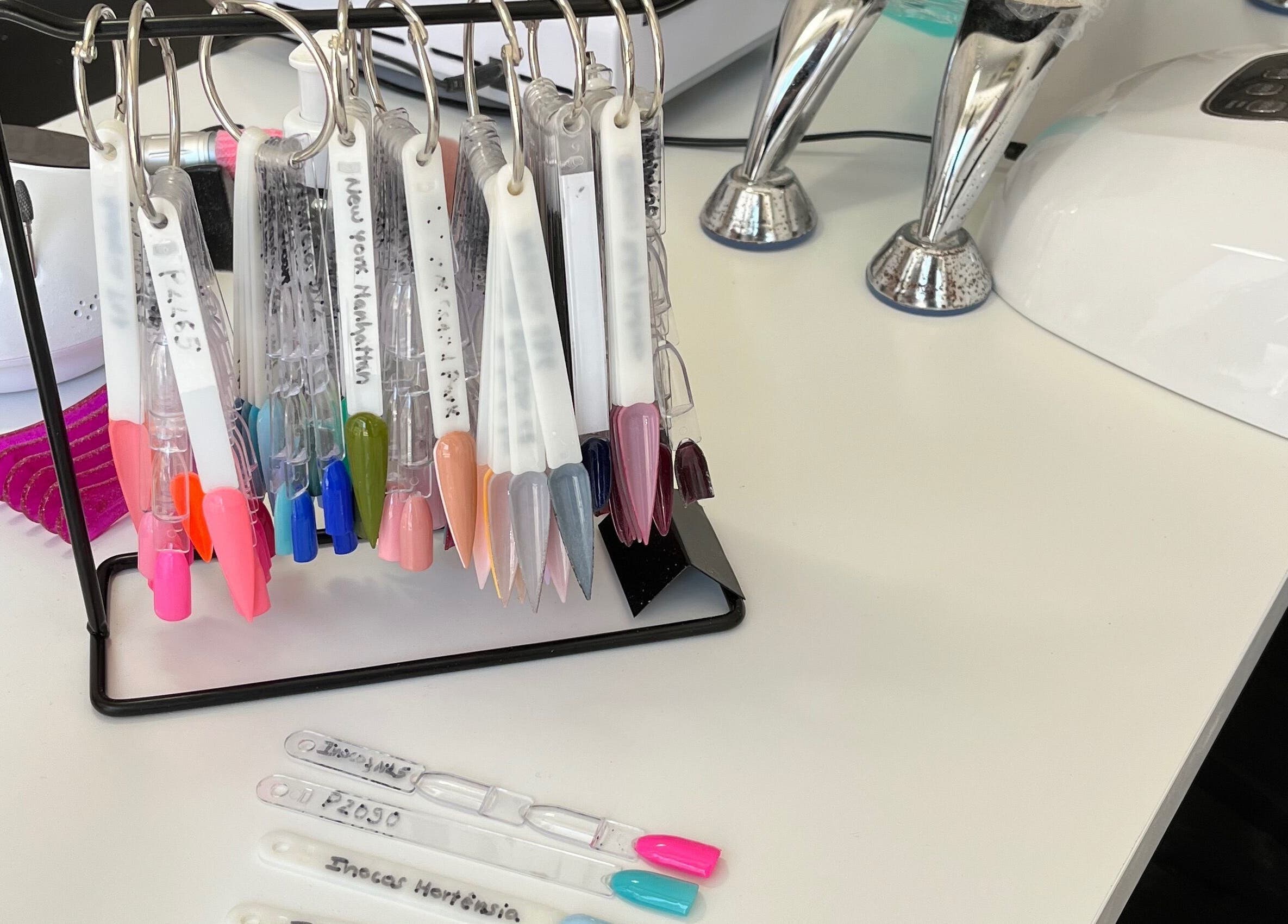 Padrão de amostras de unhas no Studio Inês C. Nails, Baixa Da Banheira, PT. Variedade de cores vibrantes.