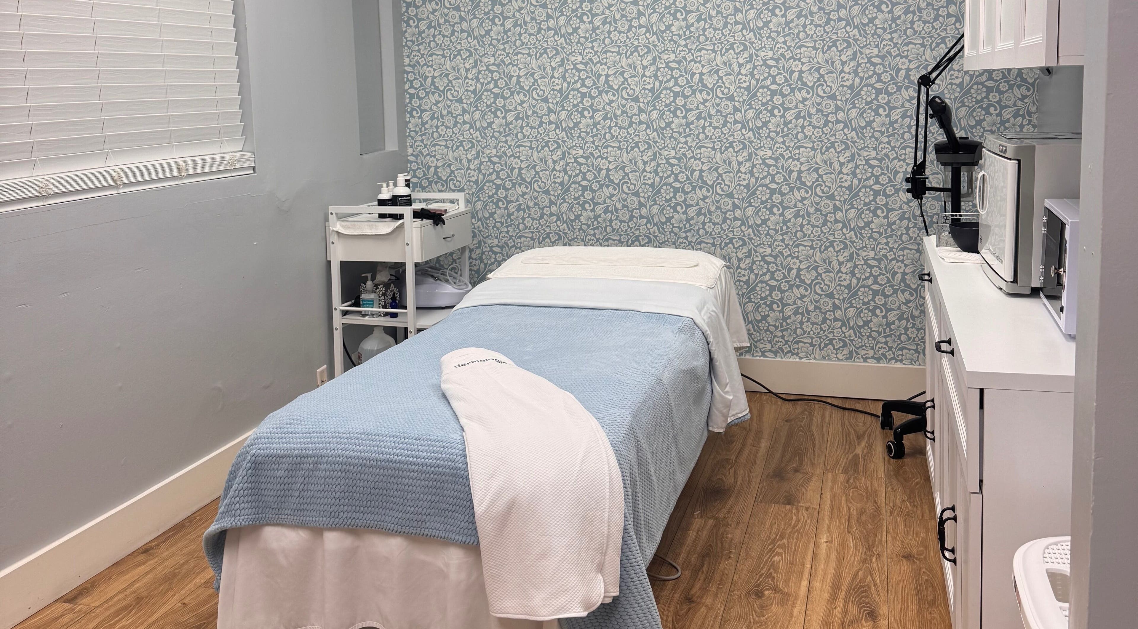 Relaxing treatment room at Dantara Thai Wellness Spa in Dallas, Texas, US with a cozy bed and soothing decor.