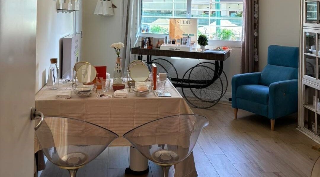 Relaxing beauty area at La Pausa in Málaga, Andalucía, ES featuring modern decor and comfy seating.