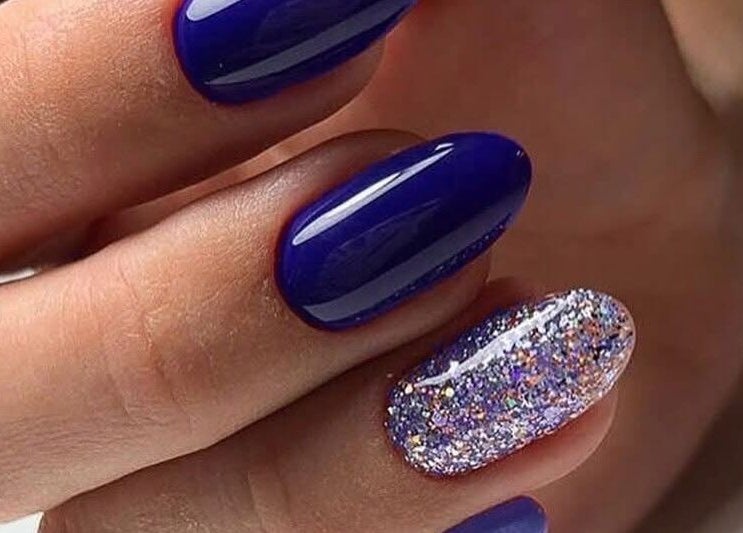 Diseño de uñas en Clic Clac, Sant Cugat Del Vallès, Catalunya, ES con esmalte azul y purpurina.