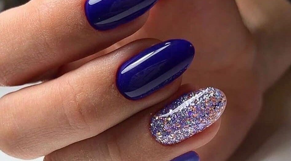 Diseño de uñas en Clic Clac, Sant Cugat Del Vallès, Catalunya, ES con esmalte azul y purpurina.