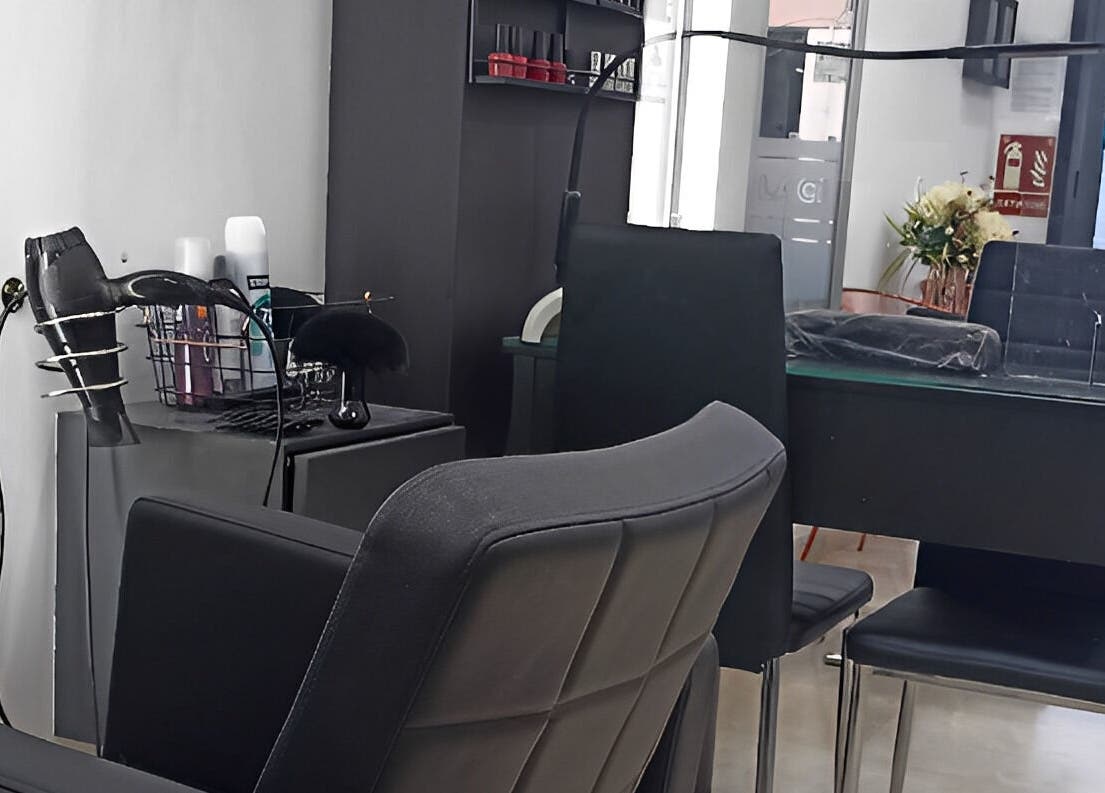 Interior elegante de Clic Clac, Sant Cugat Del Vallès. Espacio moderno de belleza con herramientas profesionales.