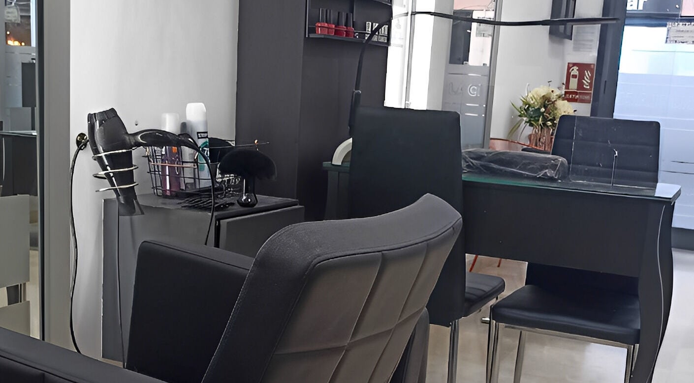 Interior elegante de Clic Clac, Sant Cugat Del Vallès. Espacio moderno de belleza con herramientas profesionales.