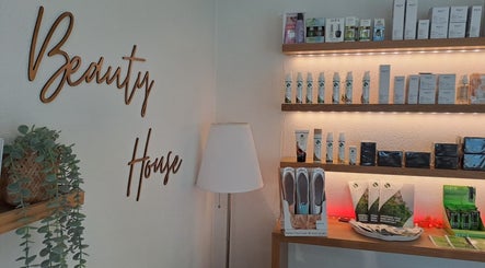 Produktauswahl im Beauty House Brugg, Aargau, CH mit hochwertigen Pflegeprodukten auf beleuchteten Regalen.