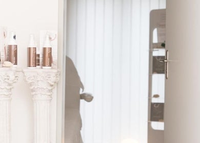 Schicke Produkte auf weißen Säulen bei Beauty House Brugg, Brugg, Aargau, CH.