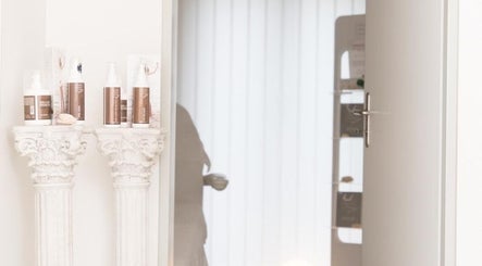 Schicke Produkte auf weißen Säulen bei Beauty House Brugg, Brugg, Aargau, CH.