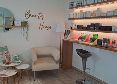 Gemütliche Lounge bei Beauty House Brugg, Brugg, Aargau, CH mit modernen Pflegeprodukten und stilvollem Design.