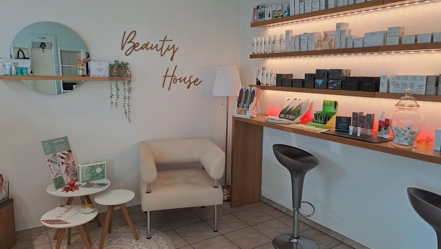 Moderne Lounge im Beauty House Brugg, Brugg, Aargau, CH mit stilvollen Möbeln und Pflegeprodukten.