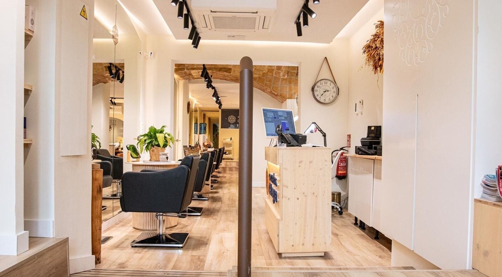 Interior de Lola Ramírez Perruqueria Secretos del Agua en Vilanova I La Geltrú, Catalunya, ES, con diseño moderno.