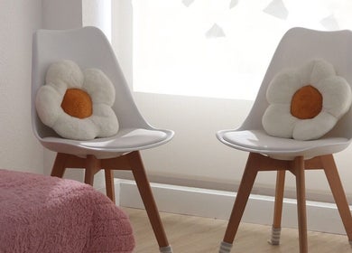 Espacio acogedor en Beauty Neu, Córdoba, Andalucía, ES con sillas modernas y cojines de flor.
