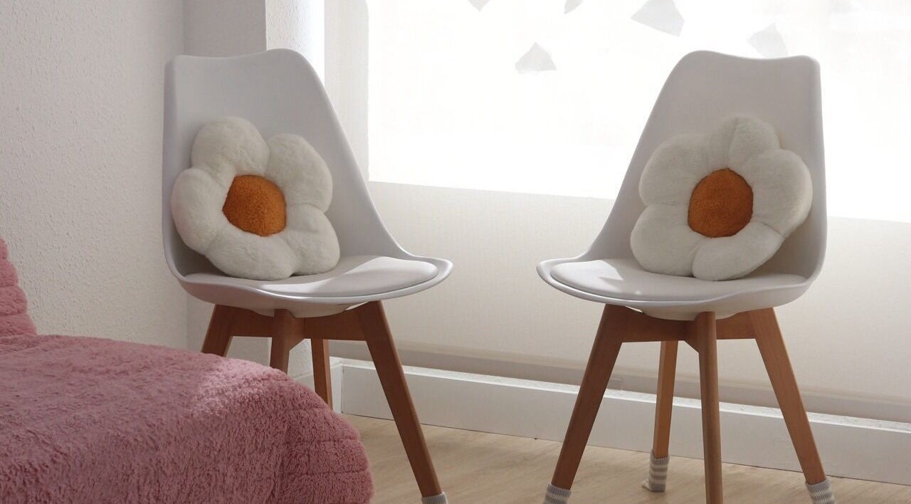 Espacio acogedor en Beauty Neu, Córdoba, Andalucía, ES con sillas modernas y cojines de flor.