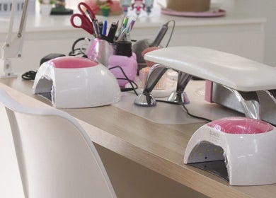 Mesa de manicura en Beauty Neu, Córdoba, Andalucía, ES, con lámparas y herramientas profesionales.