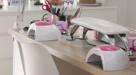 Mesa de manicura en Beauty Neu, Córdoba, Andalucía, ES, con lámparas y herramientas profesionales.
