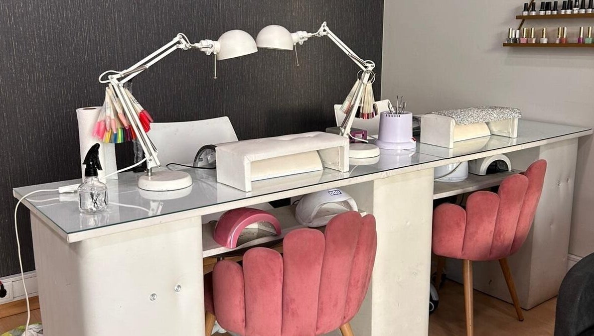Mesa de manicure elegante no T.A cabeleireiros & Estética - Telheiras, Lisboa, Lisboa, PT.
