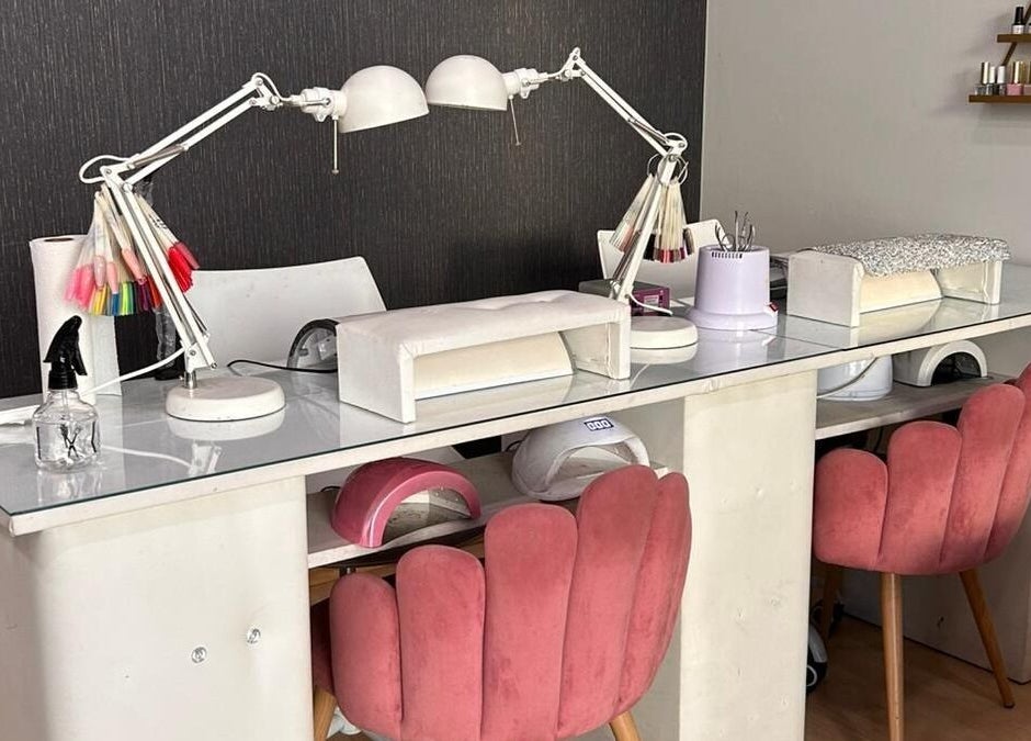 Mesa de manicure elegante no T.A cabeleireiros & Estética - Telheiras, Lisboa, Lisboa, PT.