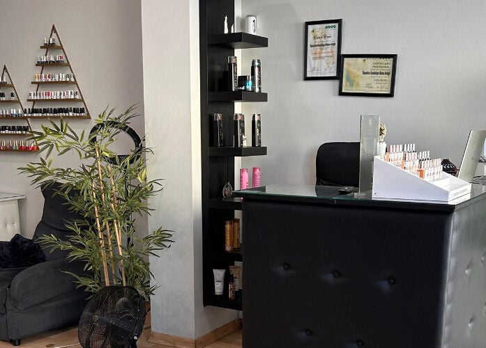 Recepção elegante no T.A cabeleireiros & Estética - Telheiras, Lisboa, Lisboa, PT, destacando produtos de beleza.