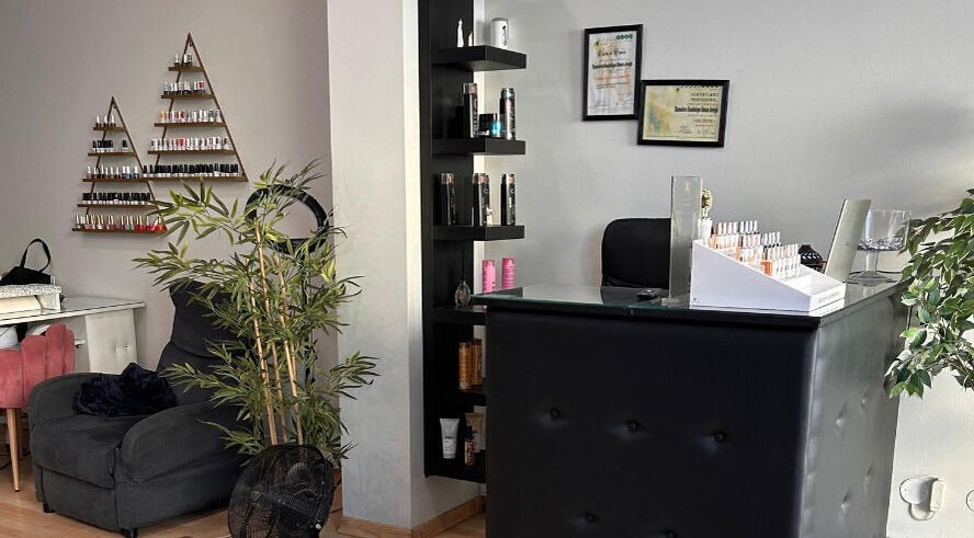 Recepção elegante no T.A cabeleireiros & Estética - Telheiras, Lisboa, Lisboa, PT, destacando produtos de beleza.