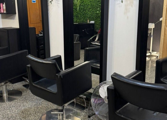 Interior do T.A cabeleireiros & Estética - Arrois em Lisboa, Lisboa, PT, com cadeiras elegantes e espelhos.