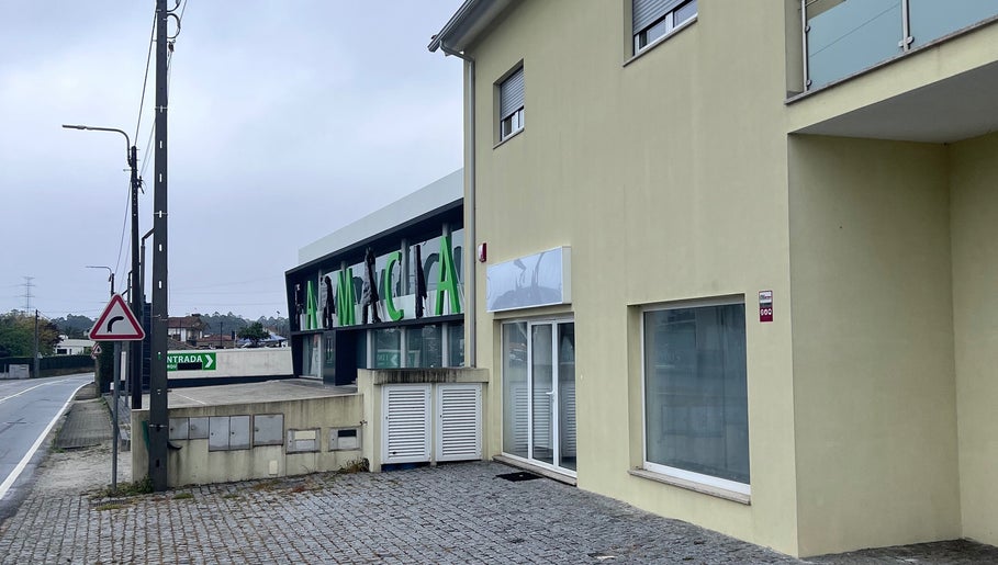 Fachada da Ana Gomes Estética em Perelhal, Braga, PT com entrada moderna e acolhedora.