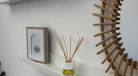 Decoração com difusor aromático em Ana Gomes Estética, Perelhal, Braga, PT. Ambiente relaxante.