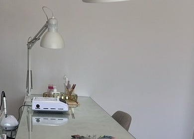 Mesa de trabalho elegante em Ana Gomes Estética, Perelhal, Braga, PT, com equipamentos de beleza.