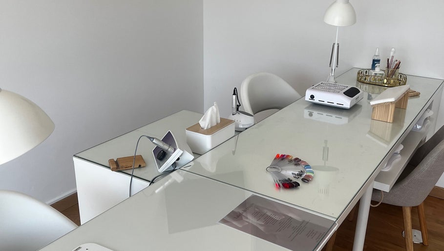 Mesa de manicure no Ana Gomes Estética em Perelhal, Braga, PT com ferramentas e amostras de unhas.