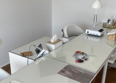 Mesa de manicure no Ana Gomes Estética em Perelhal, Braga, PT com ferramentas e amostras de unhas.