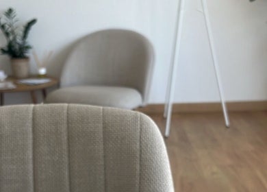 Zona de espera elegante em Ana Gomes Estética, Perelhal, Braga, PT com sofás confortáveis e plantas.