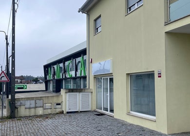 Fachada de Ana Gomes Estética em Perelhal, Braga, PT, destacando entrada moderna e sinalização.