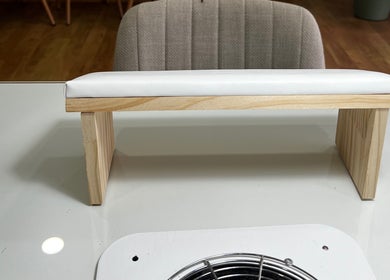 Mesa de manicure em Ana Gomes Estética, Perelhal, Braga, PT, com design moderno e acolhedor.