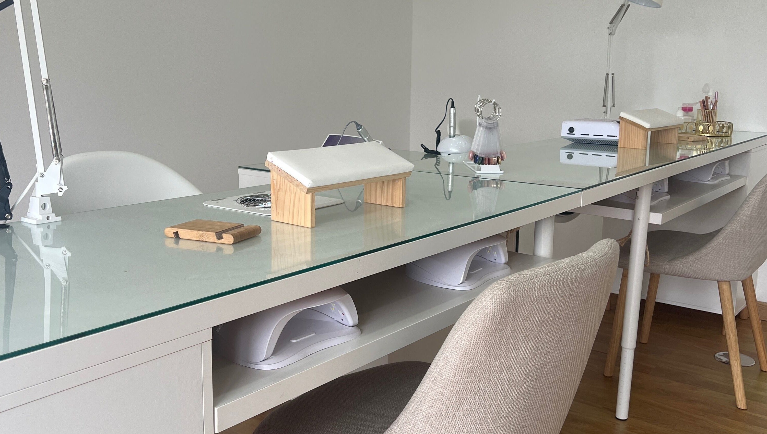 Mesa de tratamento em Ana Gomes Estética, Perelhal, Braga, PT, com design moderno e clean.