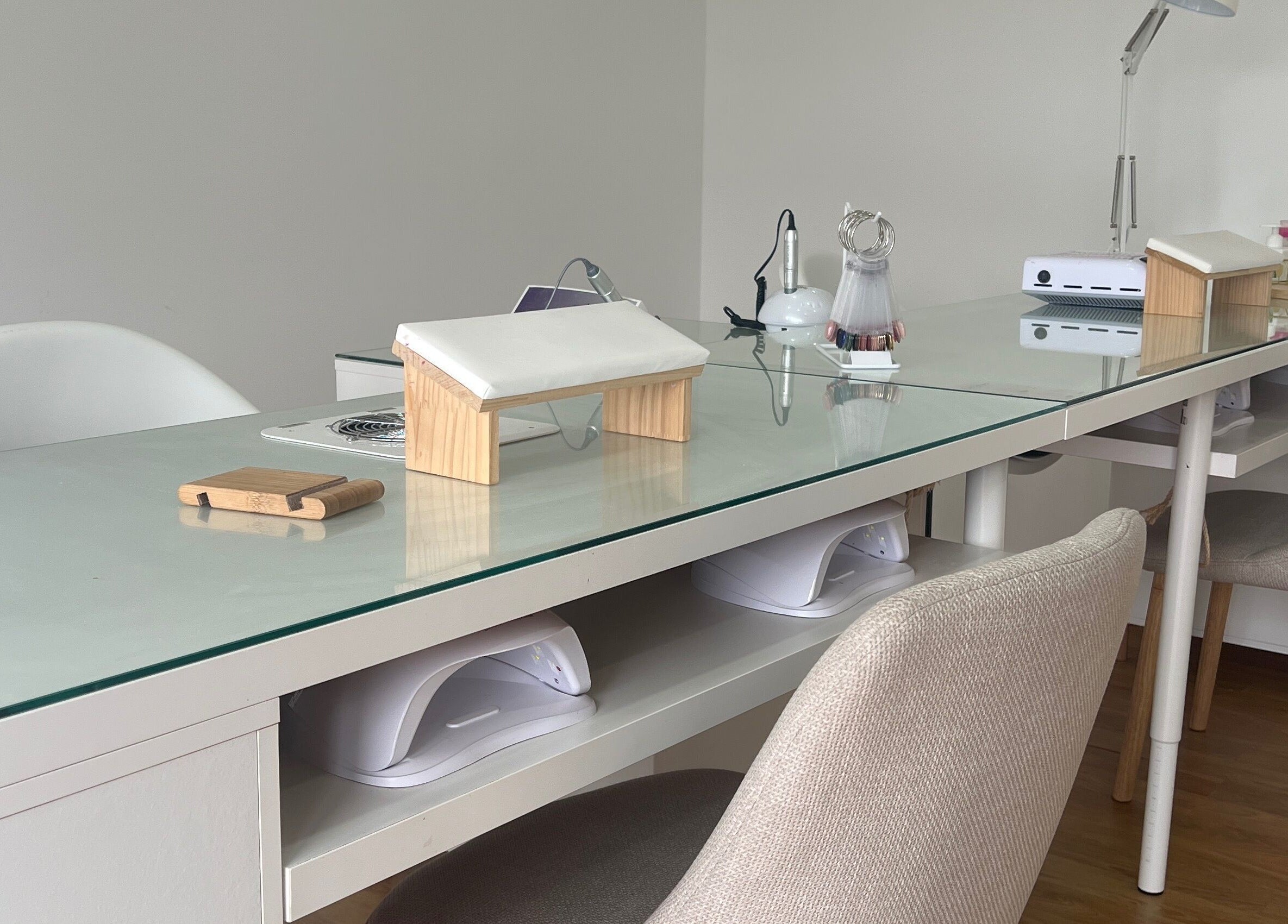 Mesa de tratamento em Ana Gomes Estética, Perelhal, Braga, PT, com design moderno e clean.