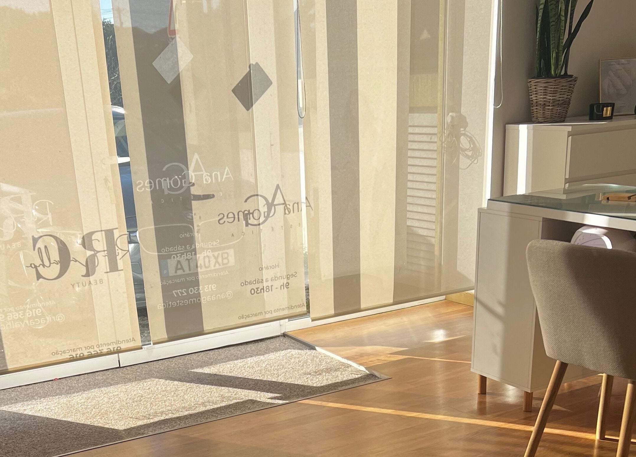 Interior iluminado do Ana Gomes Estética em Perelhal, Braga, PT, com luz natural suave.