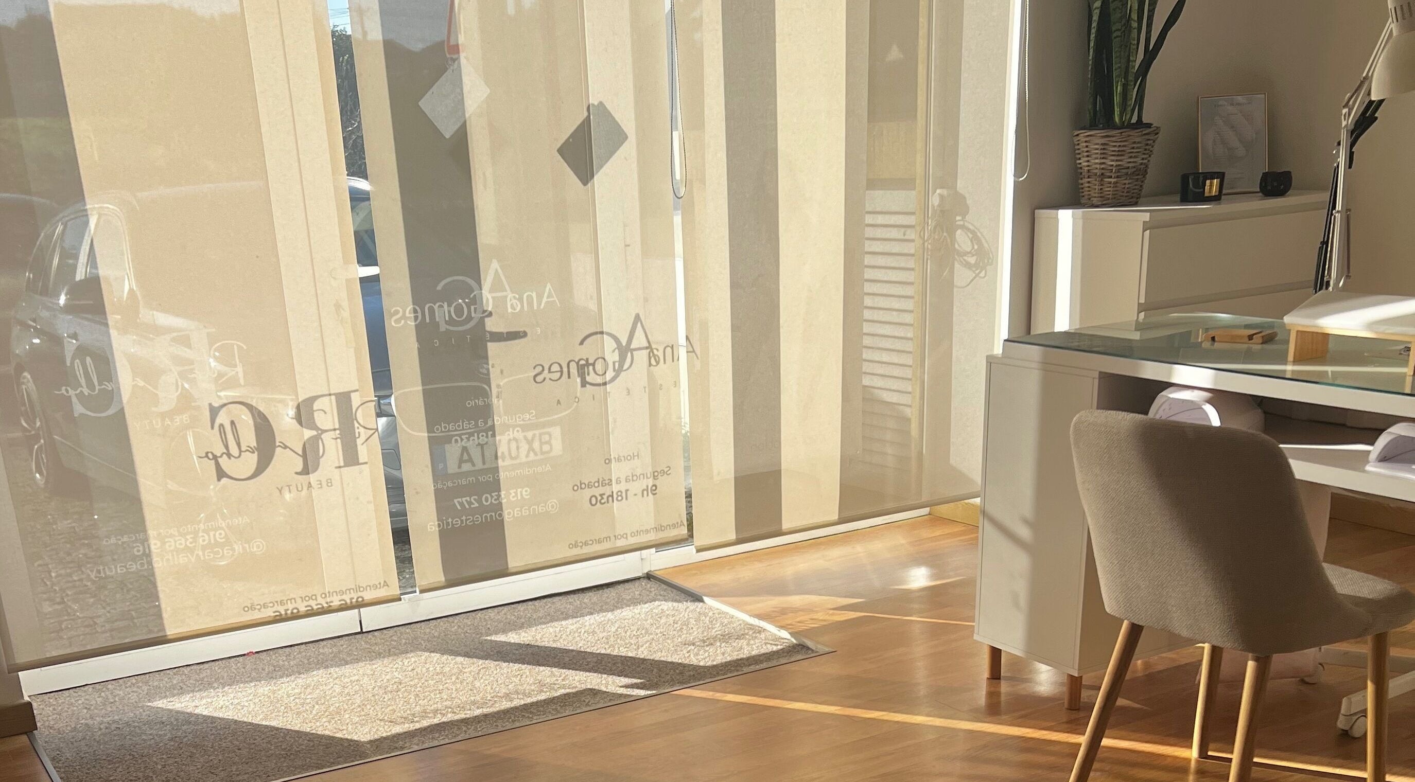 Interior iluminado do Ana Gomes Estética em Perelhal, Braga, PT, com luz natural suave.