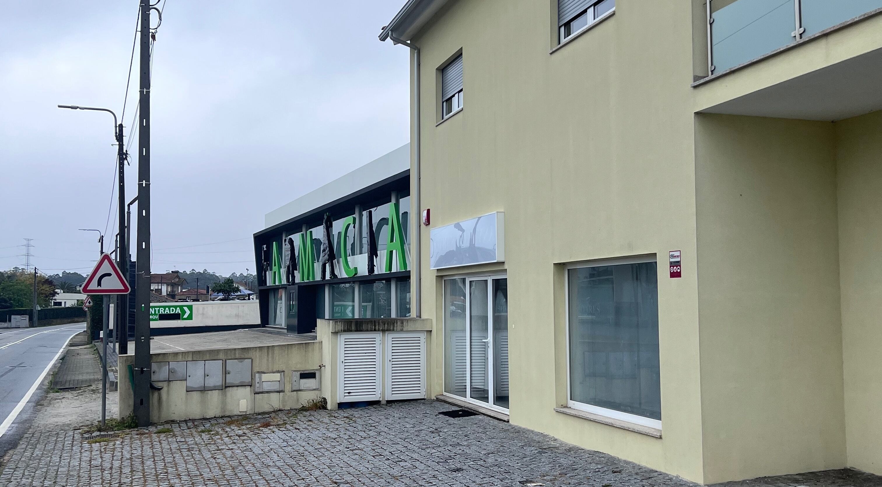 Entrada para Ana Gomes Estética, situada em Perelhal, Braga, PT, ao lado de uma estrada tranquila.