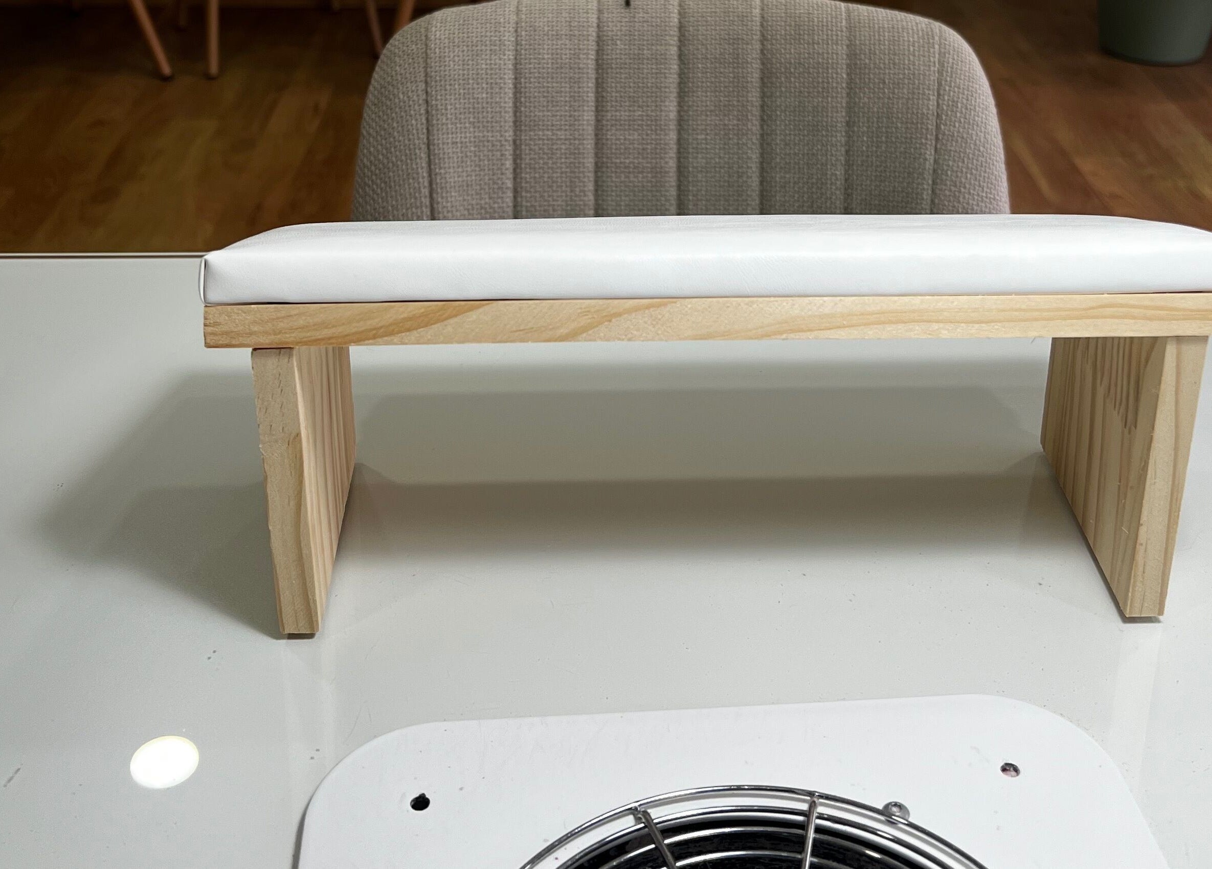 Mesa de manicure em Ana Gomes Estética, Perelhal, Braga, PT, com suporte ergonômico.