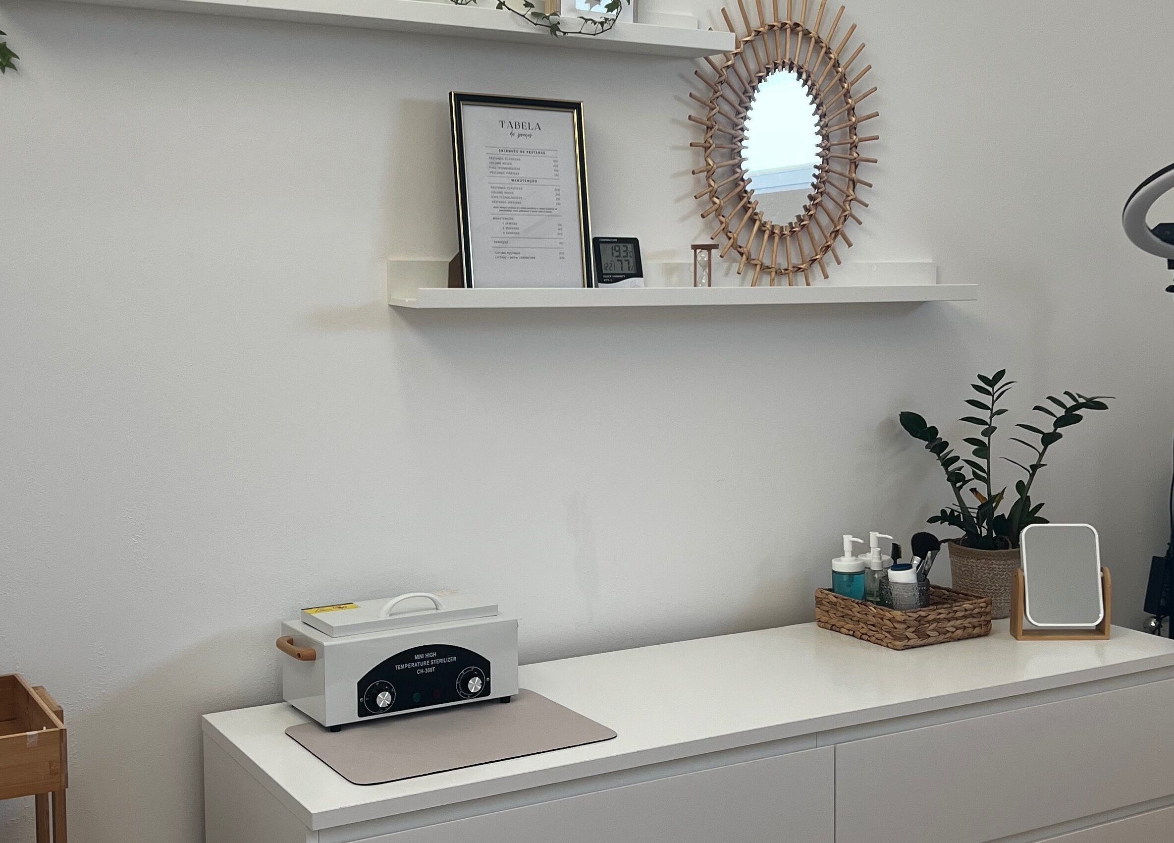 Espaço moderno da Ana Gomes Estética em Perelhal, Braga, PT, com móveis brancos e decoração minimalista.