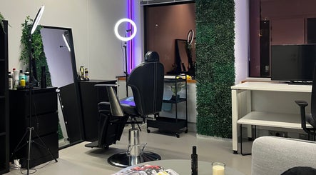 Moderne kappersstoel bij FerraCuts in Rotterdam, Zuid-holland, NL met stijlvol interieur en sfeervolle verlichting.