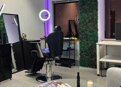 Moderne barbershop bij Ferra Cuts, Rotterdam, Zuid-Holland, NL met elegante inrichting en styling tools.