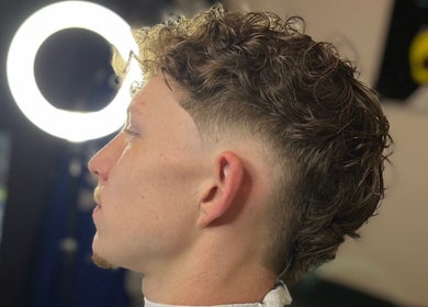 Stijlvolle knipbeurt bij Ferra Cuts, Rotterdam, Zuid-Holland, NL voor een moderne look.